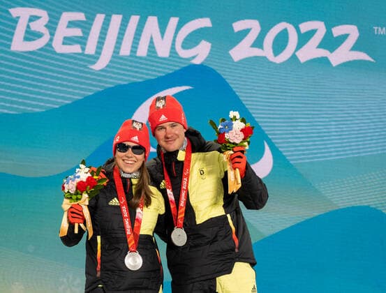Paralympics Peking 2022 Super-G Peking (CHINA 06.03.22 Wettkampftag 2 Zhangjiakou Medal Plaza Siegerehrung Para Biathlon Sprint WALTER, Leonie (GER) vom SC St. Peter (BAD), geboren am 17.10.2004 in Freiburg, paralympische Klassifikation: B2. und STRECKER, Pirmin (GER) vom SV Kirchzarten (BAD), geboren am 17.06.2002 in Freiburg, paralympische Klassifikation: Guide (Leonie Walter) gewinnen Bronze Credit: Ralf Kuckuck, DBS Yanging National Alpine Ski Center China