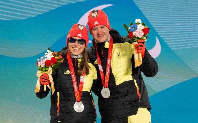 Paralympics Peking 2022 Super-G Peking (CHINA 06.03.22 Wettkampftag 2 Zhangjiakou Medal Plaza Siegerehrung Para Biathlon Sprint WALTER, Leonie (GER) vom SC St. Peter (BAD), geboren am 17.10.2004 in Freiburg, paralympische Klassifikation: B2. und STRECKER, Pirmin (GER) vom SV Kirchzarten (BAD), geboren am 17.06.2002 in Freiburg, paralympische Klassifikation: Guide (Leonie Walter) gewinnen Bronze Credit: Ralf Kuckuck, DBS Yanging National Alpine Ski Center China