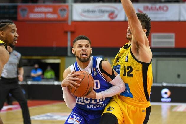 Kendale McCullum, Jonah Radebaugh 23. Spieltag, Basketball Bundesliga, Basketball Saison 2021 2022, Deutschland, easyCredit BBL, Germany, Giessen 46ers, giessen blau, Herren, Jobstairs GIESSEN 46ers - MHP Riesen Ludwigsburg,Männer, Ludwigsburg in gelb