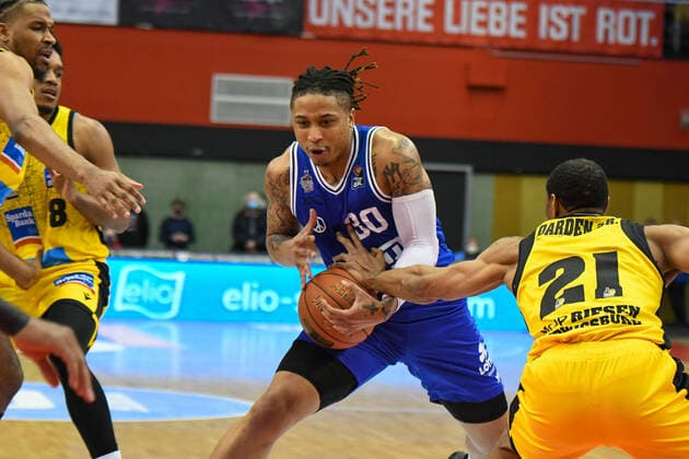 T.J. Williams 23. Spieltag, Basketball Bundesliga, Basketball Saison 2021 2022, Deutschland, easyCredit BBL, Germany, Giessen 46ers, giessen blau, Herren, Jobstairs GIESSEN 46ers - MHP Riesen Ludwigsburg,Männer, Ludwigsburg in gelb