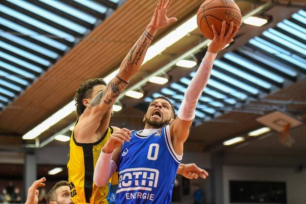 Kendale McCullum, Jonah Radebaugh 23. Spieltag, Basketball Bundesliga, Basketball Saison 2021 2022, Deutschland, easyCredit BBL, Germany, Giessen 46ers, giessen blau, Herren, Jobstairs GIESSEN 46ers - MHP Riesen Ludwigsburg,Männer, Ludwigsburg in gelb