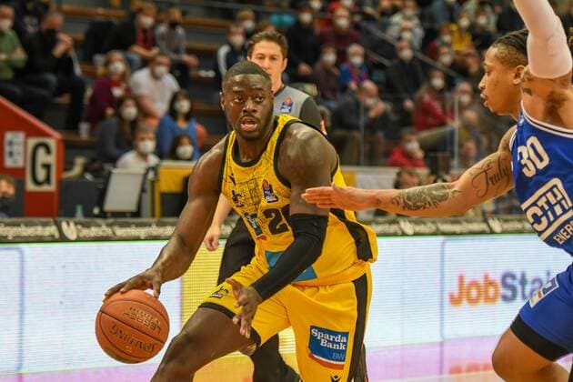 Rawle Alkins, T.J. Williams 23. Spieltag, Basketball Bundesliga, Basketball Saison 2021 2022, Deutschland, easyCredit BBL, Germany, Giessen 46ers, giessen blau, Herren, Jobstairs GIESSEN 46ers - MHP Riesen Ludwigsburg,Männer, Ludwigsburg in gelb