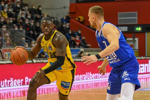 Rawle Alkins, Martins Laksa 23. Spieltag, Basketball Bundesliga, Basketball Saison 2021 2022, Deutschland, easyCredit BBL, Germany, Giessen 46ers, giessen blau, Herren, Jobstairs GIESSEN 46ers - MHP Riesen Ludwigsburg,Männer, Ludwigsburg in gelb