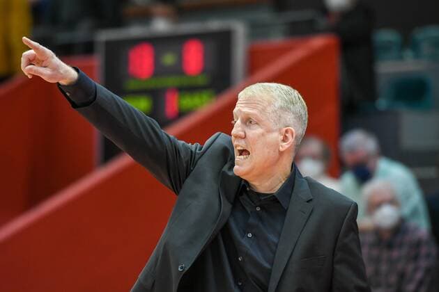 John Patrick, Coach Lubu 23. Spieltag, Basketball Bundesliga, Basketball Saison 2021 2022, Deutschland, easyCredit BBL, Germany, Giessen 46ers, giessen blau, Herren, Jobstairs GIESSEN 46ers - MHP Riesen Ludwigsburg,Männer, Ludwigsburg in gelb
