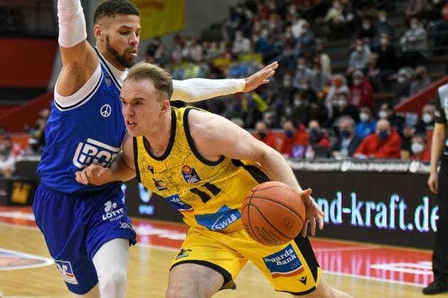 Kendale McCullum, Lukas Herzog 23. Spieltag, Basketball Bundesliga, Basketball Saison 2021 2022, Deutschland, easyCredit BBL, Germany, Giessen 46ers, giessen blau, Herren, Jobstairs GIESSEN 46ers - MHP Riesen Ludwigsburg,Männer, Ludwigsburg in gelb