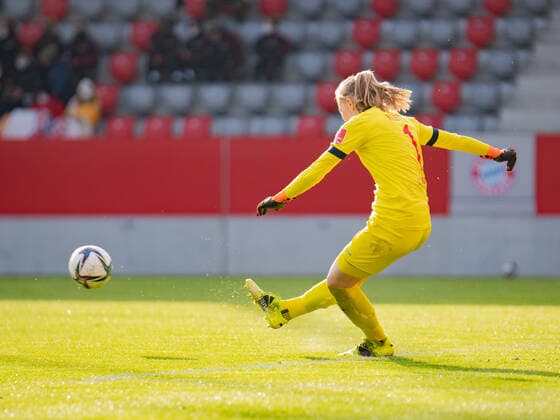 Manon Klett (1 FC Köln) in Aktion beim Flyeralarm Frauen- Bundesligaspiel FC Bayern München - 1. FC Köln am 06.03.2022.