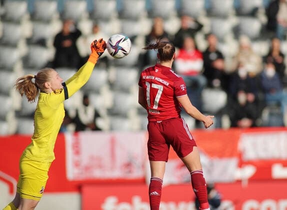 München, Deutschland 06. März 2022: Fussball, Frauen Bundesliga, Saison 2021 2022, FC Bayern München - 1.FC Köln, Campus Manon Klett (1. FC Köln) (li.) mit Klara Bühl Buehl (FC Bayern München) (re.) im Luftkampf DFB regulations prohibit any use of photographs as image sequences and or quasi-video