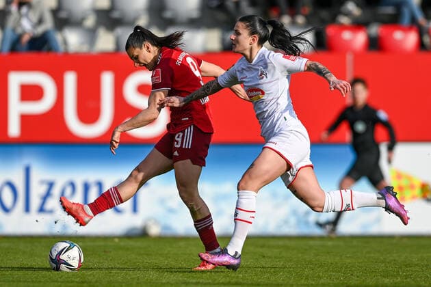 v.li.: Jovana Damnjanovic (FC Bayern München, FCB, 9) Francesca Calo (Köln, 2) im Zweikampf, Duell, duel, tackle, Dynamik, Action, Aktion, 06.03.2022, München (Deutschland), Fussball, Flyeralarm Frauen-Bundesliga, FC Bayern München - 1. FC Köln, DFB DFL REGULATIONS PROHIBIT ANY USE OF PHOTOGRAPHS AS IMAGE SEQUENCES AND OR QUASI-VIDEO.