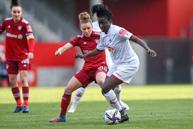v.li.: Linda Dallmann (FC Bayern München, FCB, 10) Eunice Beckmann (Köln, 11) im Zweikampf, Duell, duel, tackle, Dynamik, Action, Aktion, 06.03.2022, München (Deutschland), Fussball, Flyeralarm Frauen-Bundesliga, FC Bayern München - 1. FC Köln, DFB DFL REGULATIONS PROHIBIT ANY USE OF PHOTOGRAPHS AS IMAGE SEQUENCES AND OR QUASI-VIDEO.