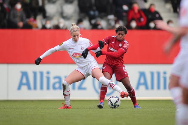 München, Deutschland 06. März 2022: Fussball, Frauen Bundesliga, Saison 2021 2022, FC Bayern München - 1.FC Köln, Campus Sharon Beck (1. FC Köln) (li.) mit Lineth Beerensteyn (FC Bayern München) (re.) im Zweikampf DFB regulations prohibit any use of photographs as image sequences and or quasi-video