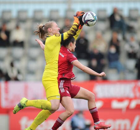 München, Deutschland 06. März 2022: Fussball, Frauen Bundesliga, Saison 2021 2022, FC Bayern München - 1.FC Köln, Campus Manon Klett (1. FC Köln) (li.) mit Jovana Damnjanovic (FC Bayern München) (re.) im Zweikampf DFB regulations prohibit any use of photographs as image sequences and or quasi-video