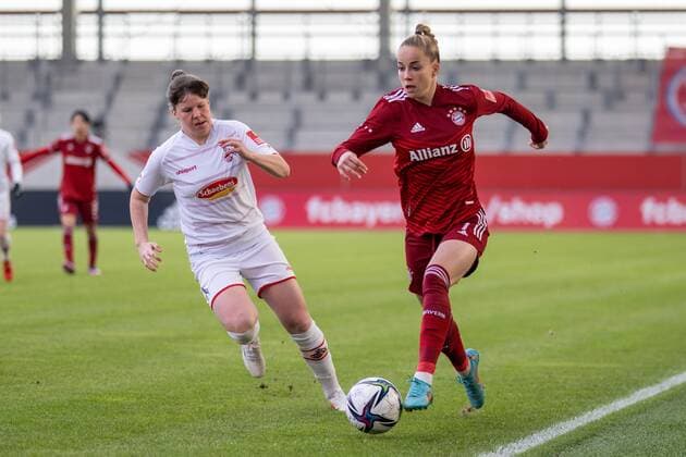 Adriana Achcinska 9 (1. FC Koeln), Giulia Gwinn 7 (FC Bayern Frauen), FC Bayern Frauen Muenchen vs. 1. FC Koeln, Flyeralarm Frauen-Bundesliga, 06.03.22 DFB regulations prohibit any use of photographs as image sequences and or quasi-video. (kolbert-press) Muenchen Bayern Deutschland