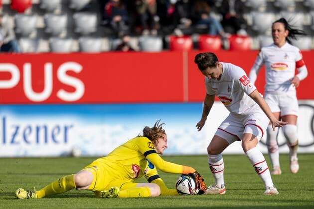 Manon Klett 1 (1. FC Koeln), Sabrina Horvat 3 (1. FC Koeln), FC Bayern Frauen Muenchen vs. 1. FC Koeln, Flyeralarm Frauen-Bundesliga, 06.03.22 DFB regulations prohibit any use of photographs as image sequences and or quasi-video. (kolbert-press) Muenchen Bayern Deutschland