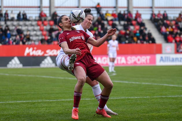 v.li.: Sabrina Horvat (Köln, 3) Jovana Damnjanovic (FC Bayern München, FCB, 9) im Zweikampf, Duell, duel, tackle, Dynamik, Action, Aktion, 06.03.2022, München (Deutschland), Fussball, Flyeralarm Frauen-Bundesliga, FC Bayern München - 1. FC Köln, DFB DFL REGULATIONS PROHIBIT ANY USE OF PHOTOGRAPHS AS IMAGE SEQUENCES AND OR QUASI-VIDEO.