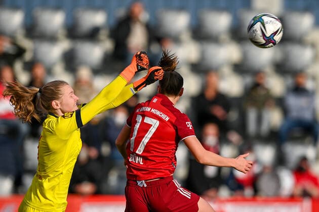 v.li.: Manon Klett (Torfrau, Köln, 1) faustet den Ball vor Klara Bühl (FC Bayern München, FCB, 17) weg, Zweikampf, Duell, duel, tackle, Dynamik, Action, Aktion, 06.03.2022, München (Deutschland), Fussball, Flyeralarm Frauen-Bundesliga, FC Bayern München - 1. FC Köln, DFB DFL REGULATIONS PROHIBIT ANY USE OF PHOTOGRAPHS AS IMAGE SEQUENCES AND OR QUASI-VIDEO.