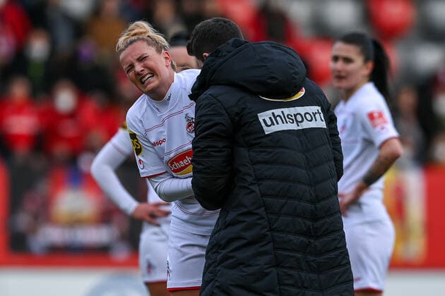 Rachel Rinast (Köln, 31) muss am Arm behandelt werden, mit Schmerzen nach einem Foul, racked with pain, 06.03.2022, München (Deutschland), Fussball, Flyeralarm Frauen-Bundesliga, FC Bayern München - 1. FC Köln, DFB DFL REGULATIONS PROHIBIT ANY USE OF PHOTOGRAPHS AS IMAGE SEQUENCES AND OR QUASI-VIDEO.