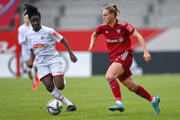 v.li.: Eunice Beckmann (Köln, 11) Klara Bühl (FC Bayern München, FCB, 17) im Zweikampf, Duell, duel, tackle, Dynamik, Action, Aktion, 06.03.2022, München (Deutschland), Fussball, Flyeralarm Frauen-Bundesliga, FC Bayern München - 1. FC Köln, DFB DFL REGULATIONS PROHIBIT ANY USE OF PHOTOGRAPHS AS IMAGE SEQUENCES AND OR QUASI-VIDEO.