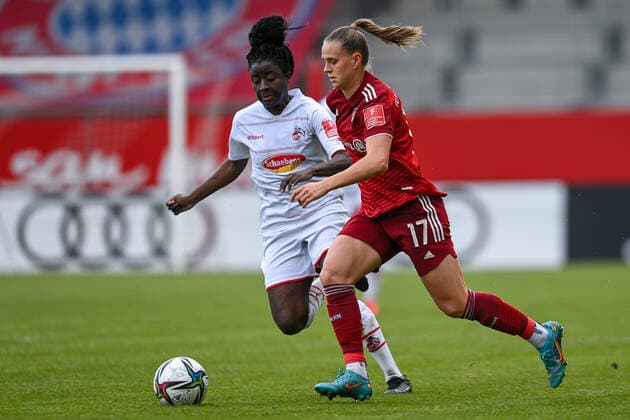 v.li.: Eunice Beckmann (Köln, 11) Klara Bühl (FC Bayern München, FCB, 17) im Zweikampf, Duell, duel, tackle, Dynamik, Action, Aktion, 06.03.2022, München (Deutschland), Fussball, Flyeralarm Frauen-Bundesliga, FC Bayern München - 1. FC Köln, DFB DFL REGULATIONS PROHIBIT ANY USE OF PHOTOGRAPHS AS IMAGE SEQUENCES AND OR QUASI-VIDEO.