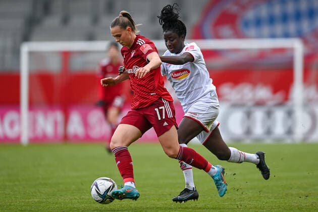 v.li.: Klara Bühl (FC Bayern München, FCB, 17) Eunice Beckmann (Köln, 11) im Zweikampf, Duell, duel, tackle, Dynamik, Action, Aktion, 06.03.2022, München (Deutschland), Fussball, Flyeralarm Frauen-Bundesliga, FC Bayern München - 1. FC Köln, DFB DFL REGULATIONS PROHIBIT ANY USE OF PHOTOGRAPHS AS IMAGE SEQUENCES AND OR QUASI-VIDEO.