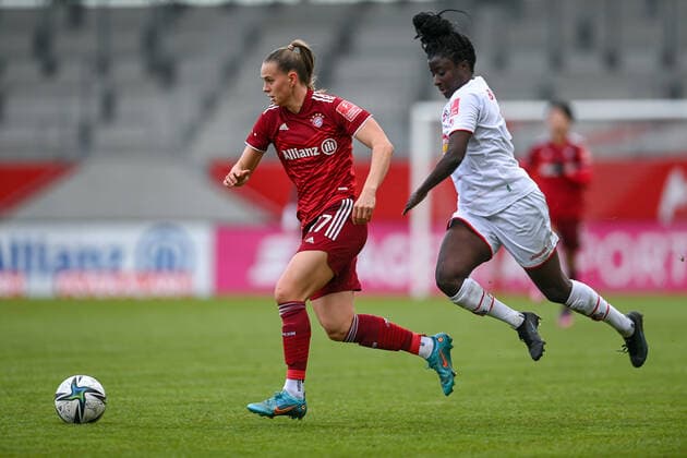 v.li.: Klara Bühl (FC Bayern München, FCB, 17) Eunice Beckmann (Köln, 11) im Zweikampf, Duell, duel, tackle, Dynamik, Action, Aktion, 06.03.2022, München (Deutschland), Fussball, Flyeralarm Frauen-Bundesliga, FC Bayern München - 1. FC Köln, DFB DFL REGULATIONS PROHIBIT ANY USE OF PHOTOGRAPHS AS IMAGE SEQUENCES AND OR QUASI-VIDEO.