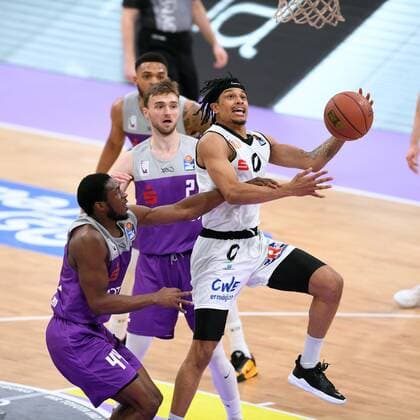 Nelson Weidemann (Niners Chemnitz) (am Ball), Jake Toolson (BG Goettingen), Kamar Baldwin (BG Goettingen) (L, vorne) , Basketball, Bundesliga, BBL, BG Goettingen - Niners Chemnitz , 06.03.2022, BG Goettingen - Niners Chemnitz, Basketball, Bundesliga, GER, BBL, 06.03.2022 Goettingen Copyright: xEibner-Pressefotox-xRolandxSippelx