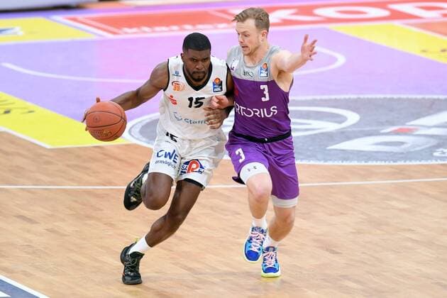 Frantz Massenat (Niners Chemnitz) (am Ball), Harald Frey (BG Goettingen) (R) , Basketball, Bundesliga, BBL, BG Goettingen - Niners Chemnitz , 06.03.2022, BG Goettingen - Niners Chemnitz, Basketball, Bundesliga, GER, BBL, 06.03.2022 Goettingen Copyright: xEibner-Pressefotox-xRolandxSippelx