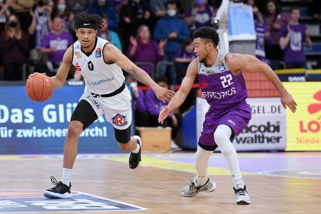 Nelson Weidemann (Niners Chemnitz) (am Ball), Stephen Brown Jr. (BG Goettingen) (R) , Basketball, Bundesliga, BBL, BG Goettingen - Niners Chemnitz , 06.03.2022, BG Goettingen - Niners Chemnitz, Basketball, Bundesliga, GER, BBL, 06.03.2022 Goettingen Copyright: xEibner-Pressefotox-xRolandxSippelx