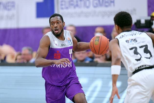 Kamar Baldwin (BG Goettingen) (am Ball), Eric Washington (Niners Chemnitz) (R) , Basketball, Bundesliga, BBL, BG Goettingen - Niners Chemnitz , 06.03.2022, BG Goettingen - Niners Chemnitz, Basketball, Bundesliga, GER, BBL, 06.03.2022 Goettingen Copyright: xEibner-Pressefotox-xRolandxSippelx