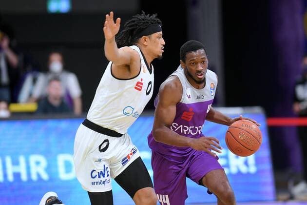Kamar Baldwin (BG Goettingen) (am Ball), Nelson Weidemann (Niners Chemnitz) (L) , Basketball, Bundesliga, BBL, BG Goettingen - Niners Chemnitz , 06.03.2022, BG Goettingen - Niners Chemnitz, Basketball, Bundesliga, GER, BBL, 06.03.2022 Goettingen Copyright: xEibner-Pressefotox-xRolandxSippelx