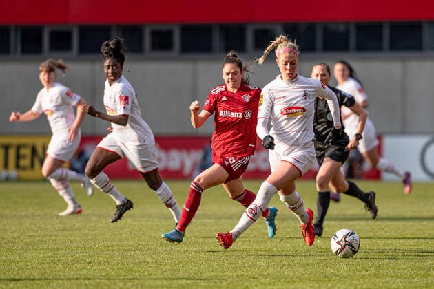 Sharon Beck (1. FC Köln, 10) wird von Sarah Zadrazil (FC Bayern Muenchen Frauen, 25) verfolgt. FC Bayern Muenchen Frauen gegen 1. FC Koeln, Fussball, Frauen-Bundesliga, 15. Spieltag, Saison 2021 2022, 06.03.2022. (DFL DFB REGULATIONS PROHIBIT ANY USE OF PHOTOGRAPHS as IMAGE SEQUENCES and or QUASI-VIDEO). FC Bayern Muenchen Frauen gegen 1. FC Koeln, Fussball, Frauen-Bundesliga, 15. Spieltag, Saison 2021 2022, 06.03.2022 Muenchen Copyright: xEibnerxPressefotox xHeikexFeinerx EP_HFR