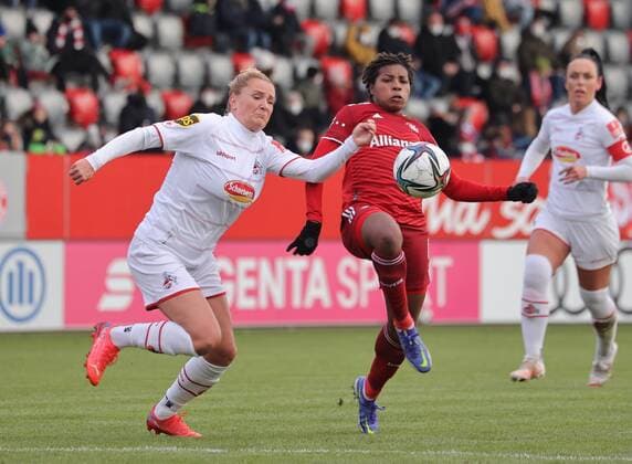 Koelns 9 ACHCINSKA im Zweikampf mit Bayerns 6 Lineth BEERENSTEYN. Fußball der Frauen, FC Bayern - Koeln, am 6.03.2022. Frauenfußball Bundesliga, FC Bayern München - 1.FC Köln, Saison 2021-2022, in Muenchen, F C B A Y E R N C A M P U S, Deutschland. Quelle Copyright Credit : Oryk HAIST