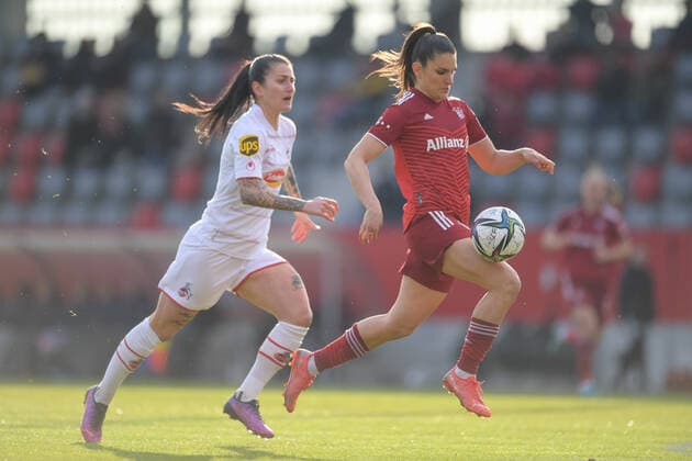 Fußball, Frauen Bundesliga, 06.03.2022, FC Bayern München - 1. FC Köln. Im Bild Francesca CALÃ’ (1. FC Köln, 2) und Jovana DAMNJANOVIC (FC Bayern München, 9) Dribbling Ball. München FC Bayern Campus Bayern Deutschland Copyright: Passion2Press MarkusxFischerx