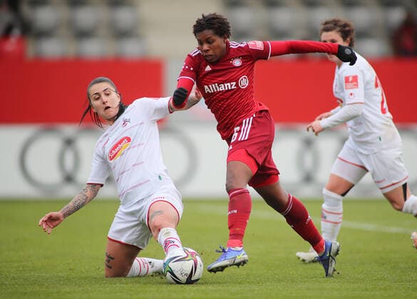 München, Deutschland 06. März 2022: Fussball, Frauen Bundesliga, Saison 2021 2022, FC Bayern München - 1.FC Köln, Campus Francesca Calo (1. FC Köln) (li.) gegen Lineth Beerensteyn (FC Bayern München) (re.), Zweikampf DFB regulations prohibit any use of photographs as image sequences and or quasi-video