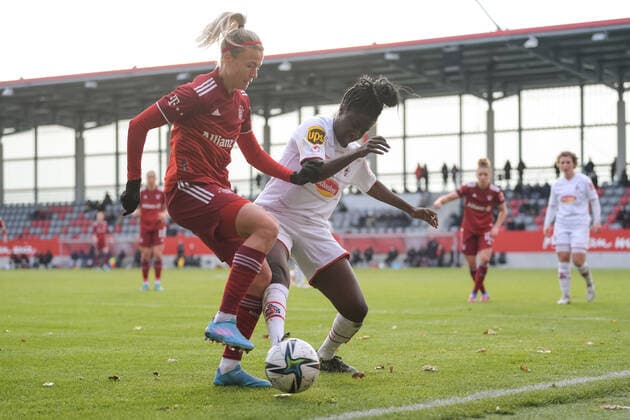 Fußball, Frauen Bundesliga, 06.03.2022, FC Bayern München - 1. FC Köln. Im Bild Hanna GLAS (FC Bayern München, 5) und, Eunice BECKMANN (1. FC Köln, 11) Zweikampf Ball. München FC Bayern Campus Bayern Deutschland Copyright: Passion2Press MarkusxFischerx