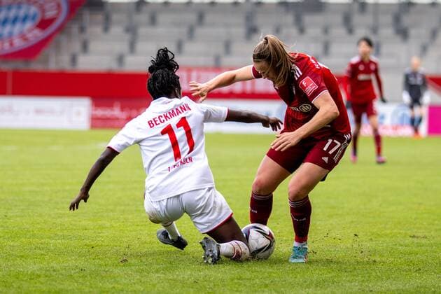 Eunice Beckmann 11 (1. FC Koeln), Klara Buehl 17 (FC Bayern Frauen), FC Bayern Frauen Muenchen vs. 1. FC Koeln, Flyeralarm Frauen-Bundesliga, 06.03.22 DFB regulations prohibit any use of photographs as image sequences and or quasi-video. (kolbert-press) Muenchen Bayern Deutschland