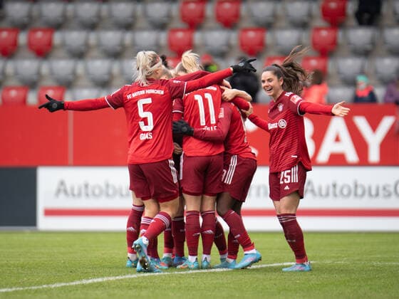 Hanna Glas (5 FC Bayern München) , Lea Schüller (11 FC Bayern München) , Viviane Asseyi (18 FC Bayern München) , Marina Hegering (27 FC Bayern München) jubel über das Tor zum 2-0 beim Flyeralarm Frauen- Bundesligaspiel FC Bayern München - 1. FC Köln am 06.03.2022.