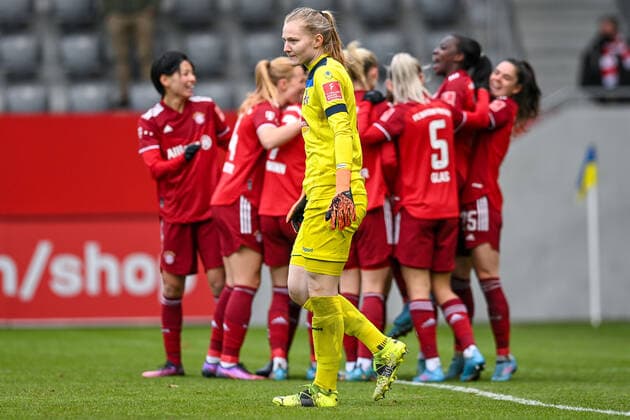 Manon Klett (Torfrau, Köln, 1) enttäuscht schauend, Enttäuschung, Frustration, disappointed, pessimistisch, im Hintergrund bejubeln die Spielerinnen des FC Bayern das Tor zum 2:0, 06.03.2022, München (Deutschland), Fussball, Flyeralarm Frauen-Bundesliga, FC Bayern München - 1. FC Köln, DFB DFL REGULATIONS PROHIBIT ANY USE OF PHOTOGRAPHS AS IMAGE SEQUENCES AND OR QUASI-VIDEO.
