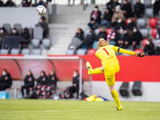 Manon Klett (1 FC Köln) in Aktion beim Flyeralarm Frauen- Bundesligaspiel FC Bayern München - 1. FC Köln am 06.03.2022.