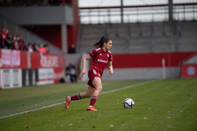 in Aktion beim Flyeralarm Frauen- Bundesligaspiel FC Bayern München - 1. FC Köln am 06.03.2022.