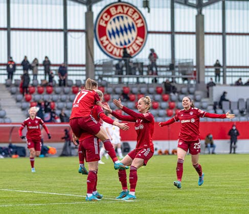 Klara Buehl (FC Bayern Muenchen Frauen, 17), Giulia Gwinn (FC Bayern Muenchen Frauen, 7) und Sarah Zadrazil (FC Bayern Muenchen Frauen, 25) bejubeln mit Lea Schueller (FC Bayern Muenchen Frauen, 11) deren erloesendes Tor zum 1:0. FC Bayern Muenchen Frauen gegen 1. FC Koeln, Fussball, Frauen-Bundesliga, 15. Spieltag, Saison 2021 2022, 06.03.2022. (DFL DFB REGULATIONS PROHIBIT ANY USE OF PHOTOGRAPHS as IMAGE SEQUENCES and or QUASI-VIDEO). FC Bayern Muenchen Frauen gegen 1. FC Koeln, Fussball, Frauen-Bundesliga, 15. Spieltag, Saison 2021 2022, 06.03.2022 Muenchen Copyright: xEibnerxPressefotox xHeikexFeinerx EP_HFR