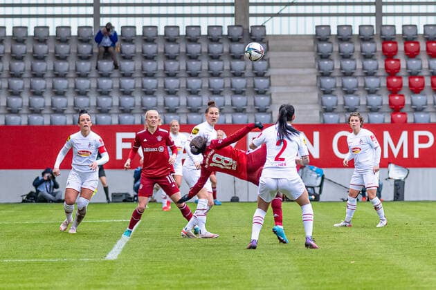 Lea Schueller (FC Bayern Muenchen Frauen, 11) beobachtet Viviane Asseyi (FC Bayern Muenchen Frauen, 18) bei ihrem Traumtor per Fallrueckzieher zum 2:0. FC Bayern Muenchen Frauen gegen 1. FC Koeln, Fussball, Frauen-Bundesliga, 15. Spieltag, Saison 2021 2022, 06.03.2022. (DFL DFB REGULATIONS PROHIBIT ANY USE OF PHOTOGRAPHS as IMAGE SEQUENCES and or QUASI-VIDEO). FC Bayern Muenchen Frauen gegen 1. FC Koeln, Fussball, Frauen-Bundesliga, 15. Spieltag, Saison 2021 2022, 06.03.2022 Muenchen Copyright: xEibnerxPressefotox xHeikexFeinerx EP_HFR