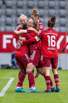 Lea Schueller (FC Bayern Muenchen Frauen, 11), Linda Dallmann (FC Bayern Muenchen Frauen, 10), Klara Buehl (FC Bayern Muenchen Frauen, 17) und Lina Magull (FC Bayern Muenchen Frauen, 16) ueber deren Traumtor per Fallrueckzieher zum 2:0. FC Bayern Muenchen Frauen gegen 1. FC Koeln, Fussball, Frauen-Bundesliga, 15. Spieltag, Saison 2021 2022, 06.03.2022. (DFL DFB REGULATIONS PROHIBIT ANY USE OF PHOTOGRAPHS as IMAGE SEQUENCES and or QUASI-VIDEO). FC Bayern Muenchen Frauen gegen 1. FC Koeln, Fussball, Frauen-Bundesliga, 15. Spieltag, Saison 2021 2022, 06.03.2022 Muenchen Copyright: xEibnerxPressefotox xHeikexFeinerx EP_HFR