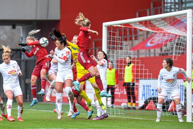 Strafraumszene: Hanna Glas (FC Bayern München, FCB, 5) (2.v.li.) erzielt das Tor zum 3:0 mit der Hand, 06.03.2022, München (Deutschland), Fussball, Flyeralarm Frauen-Bundesliga, FC Bayern München - 1. FC Köln, DFB DFL REGULATIONS PROHIBIT ANY USE OF PHOTOGRAPHS AS IMAGE SEQUENCES AND OR QUASI-VIDEO.
