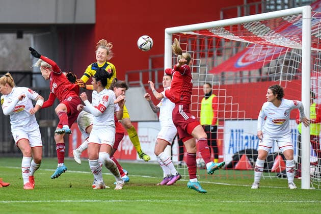 Strafraumszene: Hanna Glas (FC Bayern München, FCB, 5) (2.v.li.) erzielt das Tor zum 3:0 mit der Hand, 06.03.2022, München (Deutschland), Fussball, Flyeralarm Frauen-Bundesliga, FC Bayern München - 1. FC Köln, DFB DFL REGULATIONS PROHIBIT ANY USE OF PHOTOGRAPHS AS IMAGE SEQUENCES AND OR QUASI-VIDEO.