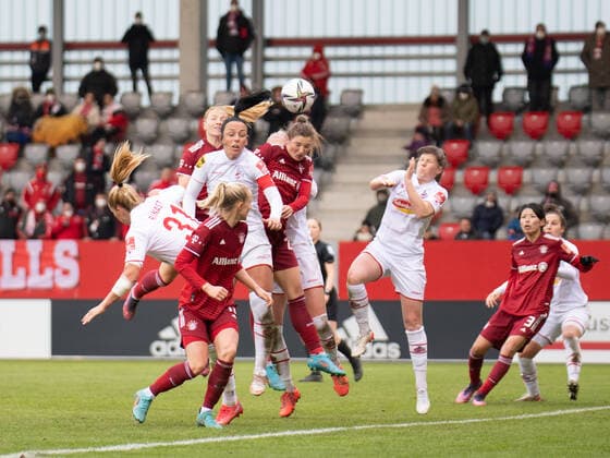Rachel Rinast (31 FC Köln) , Glodis Perla Viggosdottir (14 FC Bayern München) , Peggy Kuznik (21 FC Köln) , Karolina Lea Vilhjalmsdottir (23 FC Bayern München) n Aktion beim Flyeralarm Frauen- Bundesligaspiel FC Bayern München - 1. FC Köln am 06.03.2022.