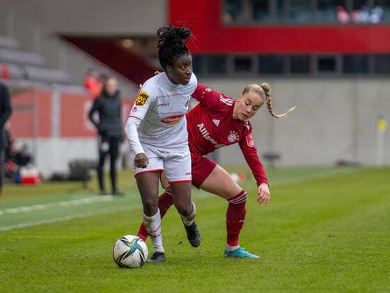Eunice Beckmann (11 FC Köln) und Giulia Gwinn (7 FC Bayern München) in Aktion beim Flyeralarm Frauen- Bundesligaspiel FC Bayern München - 1. FC Köln am 06.03.2022.