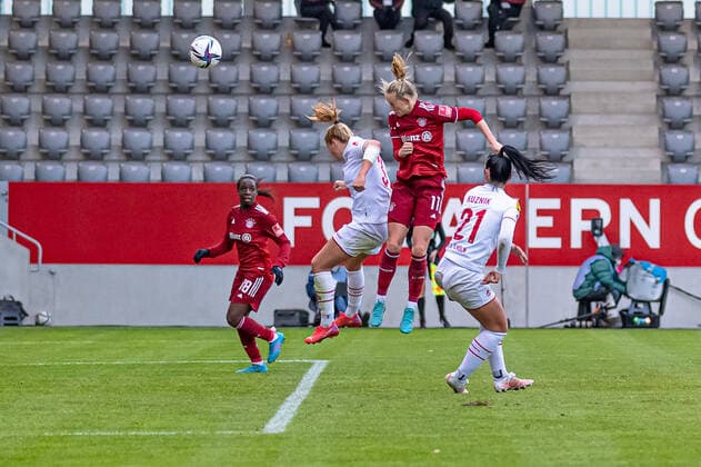 Viviane Asseyi (FC Bayern Muenchen Frauen, 18) beobachtet den Kopfball von Lea Schueller (FC Bayern Muenchen Frauen, 11), der zum 4:0 fuehrt gegen Rachel Rinast (1. FC Köln, 31) und Peggy Kuznik (1. FC Köln, 21). FC Bayern Muenchen Frauen gegen 1. FC Koeln, Fussball, Frauen-Bundesliga, 15. Spieltag, Saison 2021 2022, 06.03.2022. (DFL DFB REGULATIONS PROHIBIT ANY USE OF PHOTOGRAPHS as IMAGE SEQUENCES and or QUASI-VIDEO). FC Bayern Muenchen Frauen gegen 1. FC Koeln, Fussball, Frauen-Bundesliga, 15. Spieltag, Saison 2021 2022, 06.03.2022 Muenchen Copyright: xEibnerxPressefotox xHeikexFeinerx EP_HFR