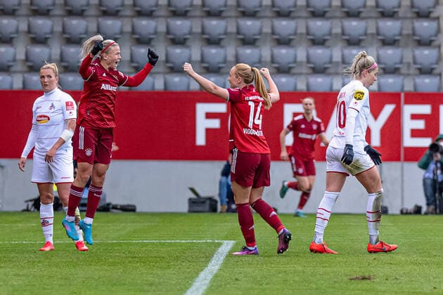 Grosser Jubel bei Hanna Glas (FC Bayern Muenchen Frauen, 5) ueber ihr Tor zum 3:0 zusammen mit Glodis Perla Viggosdottir (FC Bayern Muenchen Frauen, 14), Rachel Rinast (1. FC Köln, 31) links und Sharon Beck (1. FC Köln, 10) rechts sind bedient. FC Bayern Muenchen Frauen gegen 1. FC Koeln, Fussball, Frauen-Bundesliga, 15. Spieltag, Saison 2021 2022, 06.03.2022. (DFL DFB REGULATIONS PROHIBIT ANY USE OF PHOTOGRAPHS as IMAGE SEQUENCES and or QUASI-VIDEO). FC Bayern Muenchen Frauen gegen 1. FC Koeln, Fussball, Frauen-Bundesliga, 15. Spieltag, Saison 2021 2022, 06.03.2022 Muenchen Copyright: xEibnerxPressefotox xHeikexFeinerx EP_HFR