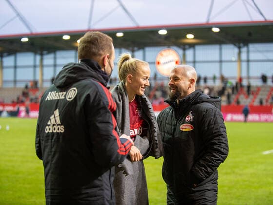 Lea Schüller (11 FC Bayern München) mit Sascha Glass (Trainer FC Köln) beim Flyeralarm Frauen- Bundesligaspiel FC Bayern München - 1. FC Köln am 06.03.2022.