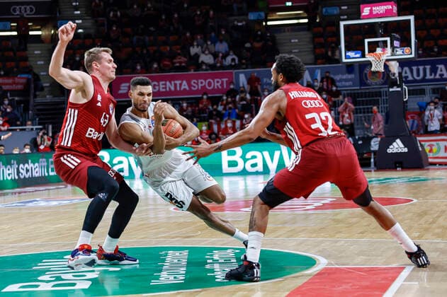 Sport Bilder des Tages Mitte Kenneth Ogbe (Brose Bamberg, 25) links Leon Radosevic (Bayern München, 43) rechts Darrun Hilliard (Bayern München, 32) FC Bayern München - Brose Bamberg - easyCredit-BBL - - Basketball Saison 2021 22 Spieltag 23, - 06.03.2022 Audi Dome Copyright: DanielxLöb